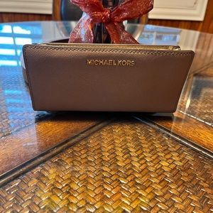 Light brown slim wallet with ID card holder